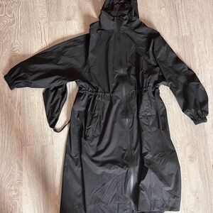Hooded extra lightweight raincoat